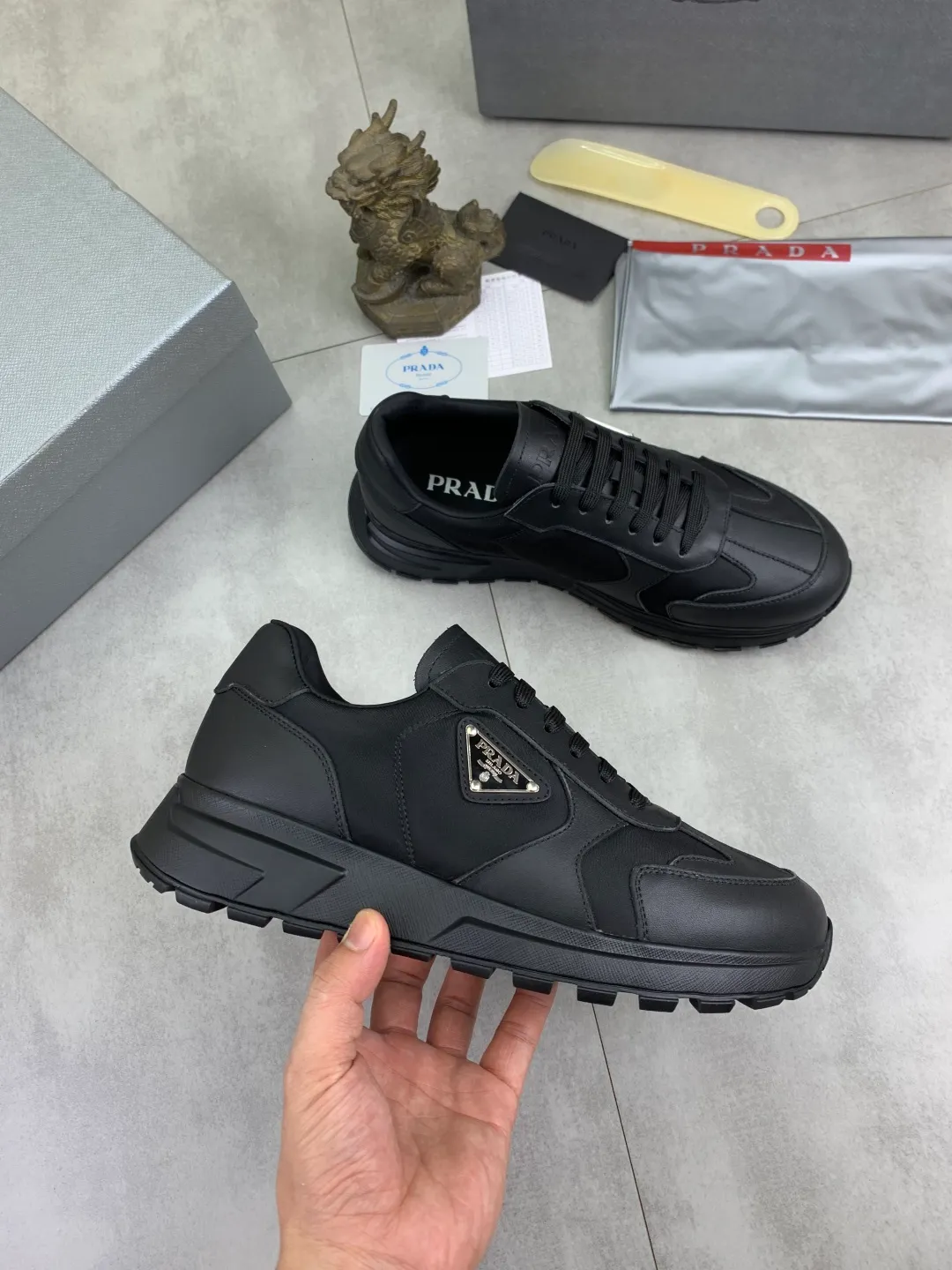 Men's men's shoes 💰P560 💰 [New style] popular models on the official website, 🆘 Trendy brand (Prada) mainly promotes popular models, avant-garde and versatile fashionable men's shoes private version mold opening, cowhide surface splicing 1:1.. Fashionable and simple, original imported cowhide lining cowhide feet; the atmosphere and personality are more fashionable, eye-catching and pursuing class. It will subvert the old idea and be a must-have for fashion trendsetters with you! Must keep it! Tall and comfortable, large and low, high-end quality workmanship. Size: 38-44 3️⃣colors available.